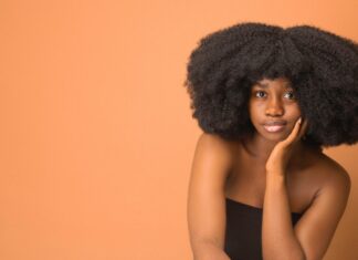 Het verzorgen van kroeshaar vrouw met kroeshaar