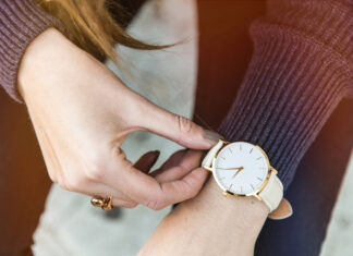 5 trends in dameshorloges voor 2022 vrouw met een horloge