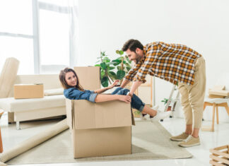 Handige tips bij een verhuizing stel aan het verhuizen