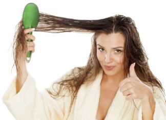 Zoektocht naar juiste verzorging van je haar haarverzorging met een duim