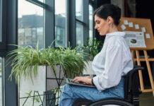 Een arbeidsongeschiktheidsverzekering: hoe werkt dat? vrouw in rolstoel aan het werk