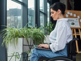 vrouw in rolstoel aan het werk
