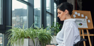 Een arbeidsongeschiktheidsverzekering: hoe werkt dat? vrouw in rolstoel aan het werk