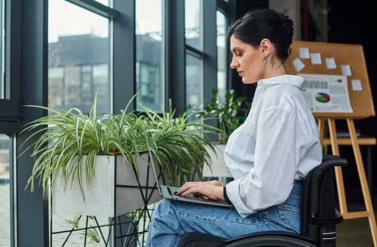 Een arbeidsongeschiktheidsverzekering: hoe werkt dat? vrouw in rolstoel aan het werk
