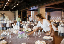 Jouw evenementen perfect voorbereid met onze benodigdheden Tafels dekken voor evenement met diner