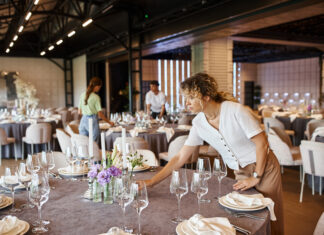 Jouw evenementen perfect voorbereid met onze benodigdheden Tafels dekken voor evenement met diner