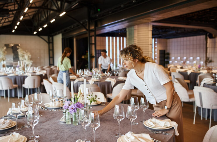 Jouw evenementen perfect voorbereid met onze benodigdheden Tafels dekken voor evenement met diner